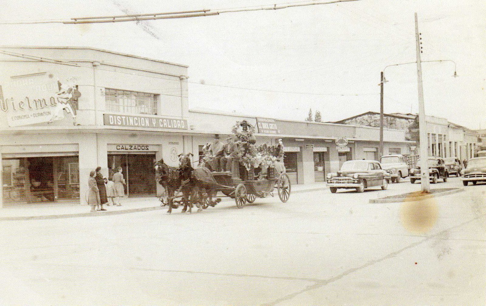 Carroza funeraria antigua en Parral - B/N